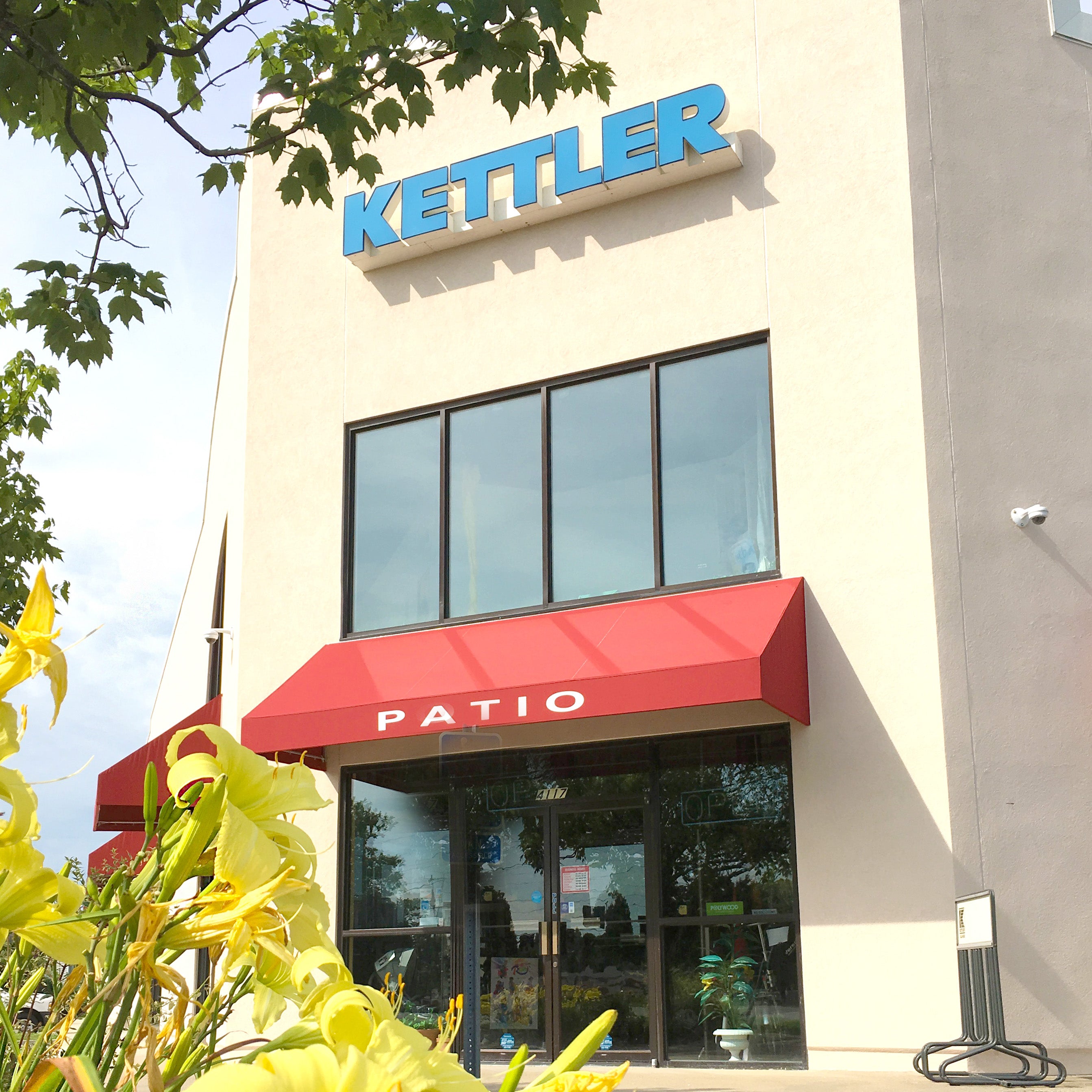 Outside image of the centrally located KETTLER Showroom in Virginia Beach across from the public library.