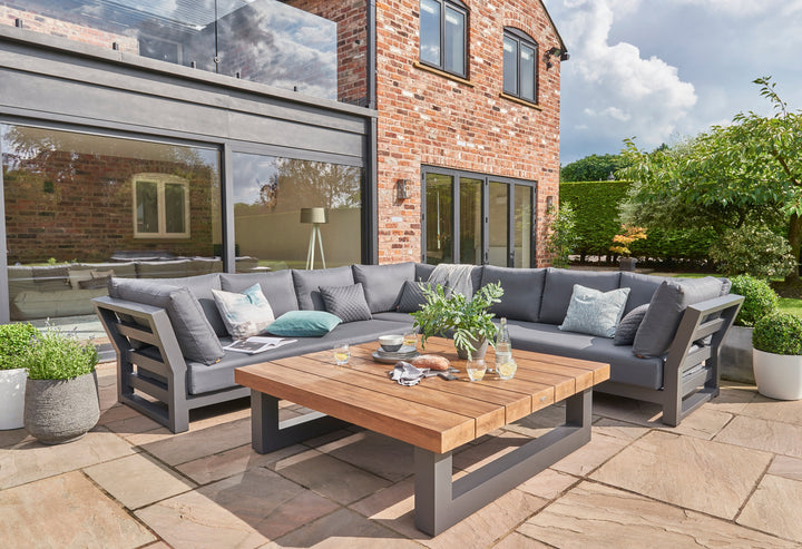 The elegant Nevada Lounge Set is a real eye-catcher for your outdoor deck or patio.