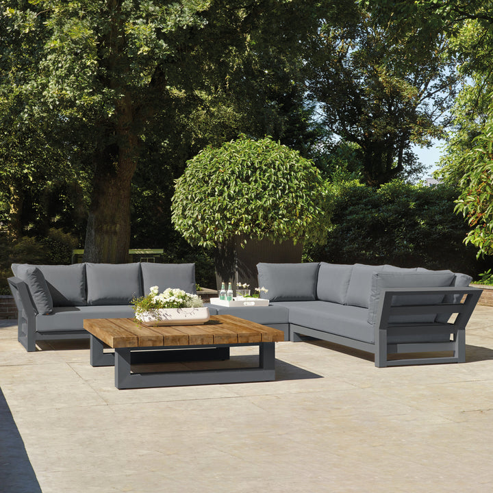 The elegant Nevada Lounge Set is a real eye-catcher for your outdoor deck or patio.