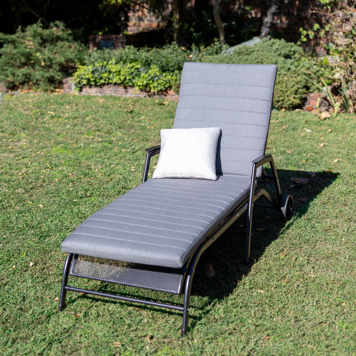 Sit back and relax under the sun on the Henley Lounger providing absolute comfort. Made from KETTLER’s durable mesh material, the Henley Lounger stays strong, withstanding season after season.
