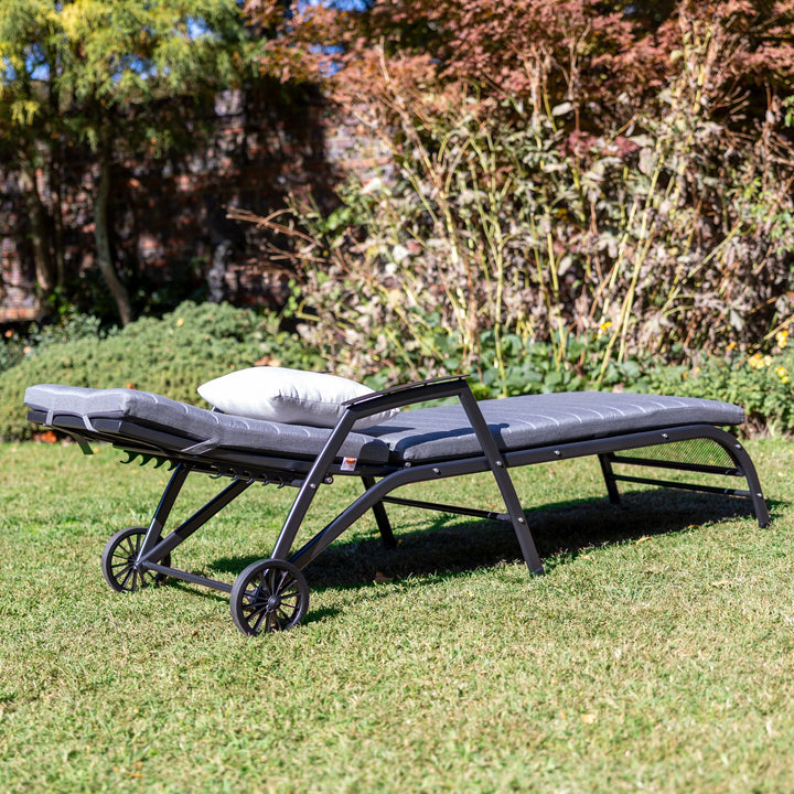Sit back and relax under the sun on the Henley Lounger providing absolute comfort. Made from KETTLER’s durable mesh material, the Henley Lounger stays strong, withstanding season after season.