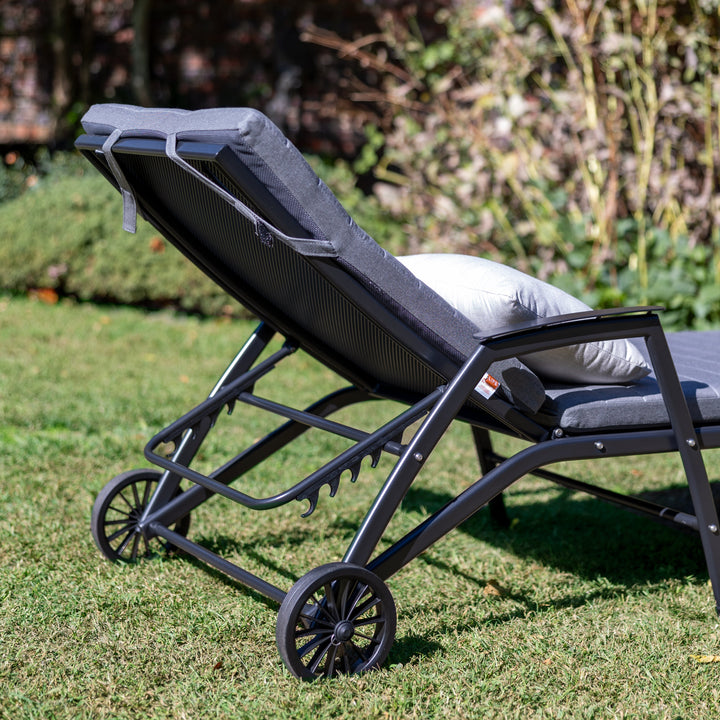 Sit back and relax under the sun on the Henley Lounger providing absolute comfort. Made from KETTLER’s durable mesh material, the Henley Lounger stays strong, withstanding season after season.