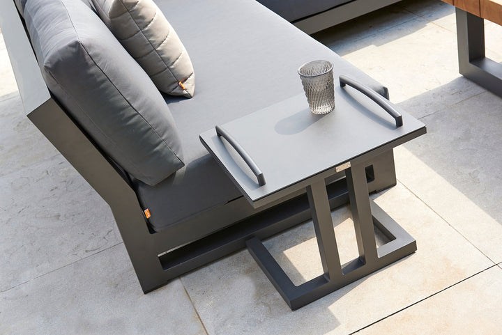 The elegant Nevada Lounge Set is a real eye-catcher for your outdoor deck or patio. Your guests will feel invited to take a seat and relax, thanks to the voluminous Sunbrella seat and back-cushions. This is a conversational and spacious set where you can welcome all your friends and family.