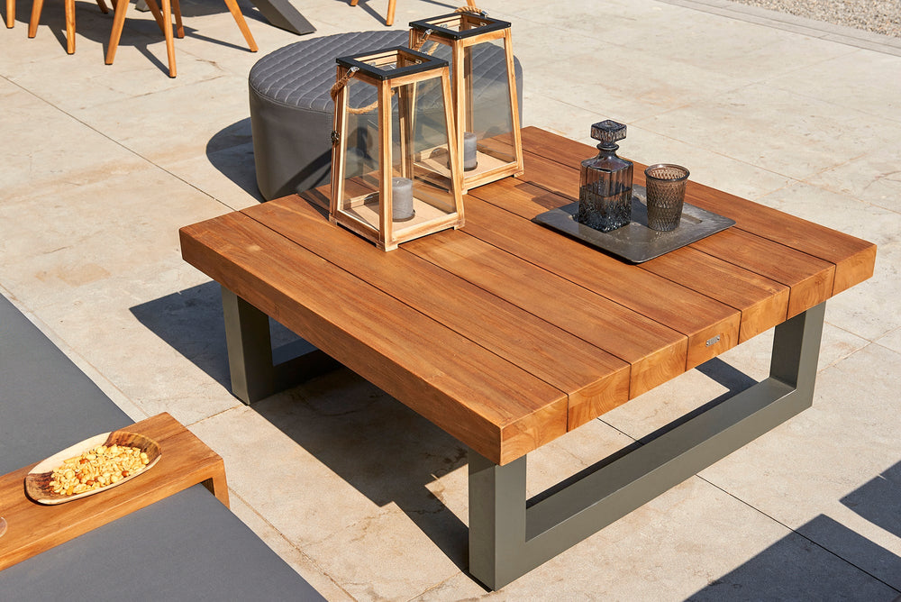 With its powder coated construction and 100% Indonesian SVLK certified teak top, the Nevada Bar Table is a true work of art.  The combination of durable aluminum frame and warm robust teak gives the Nevada bar table an eye-catching industrial look that will surely grab the attention of the most disconcerting critic.