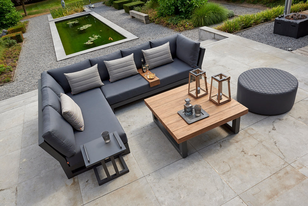 The elegant Nevada Lounge Set is a real eye-catcher for your outdoor deck or patio. Your guests will feel invited to take a seat and relax, thanks to the voluminous Sunbrella seat and back-cushions. This is a conversational and spacious set where you can welcome all your friends and family.