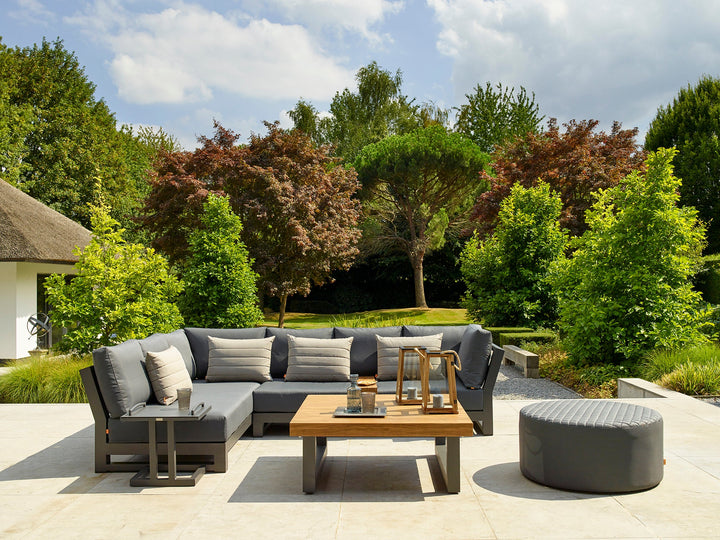 The elegant Nevada Lounge Set is a real eye-catcher for your outdoor deck or patio. Your guests will feel invited to take a seat and relax, thanks to the voluminous Sunbrella seat and back-cushions. This is a conversational and spacious set where you can welcome all your friends and family.