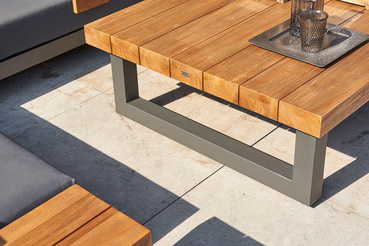 With its powder coated construction and 100% Indonesian SVLK certified teak top, the Nevada Bar Table is a true work of art.  The combination of durable aluminum frame and warm robust teak gives the Nevada bar table an eye-catching industrial look that will surely grab the attention of the most disconcerting critic.