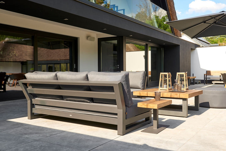 The elegant Nevada Lounge Set is a real eye-catcher for your outdoor deck or patio. Your guests will feel invited to take a seat and relax, thanks to the voluminous Sunbrella seat and back-cushions. This is a conversational and spacious set where you can welcome all your friends and family.