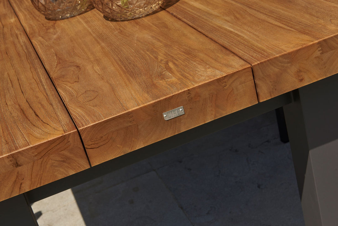 With its powder coated construction and 100% Indonesian SVLK certified teak top, the Nevada Bar Table is a true work of art. The combination of durable aluminum frame and warm robust teak gives the Nevada bar table an eye-catching industrial look that will surely grab the attention of the most disconcerting critic.