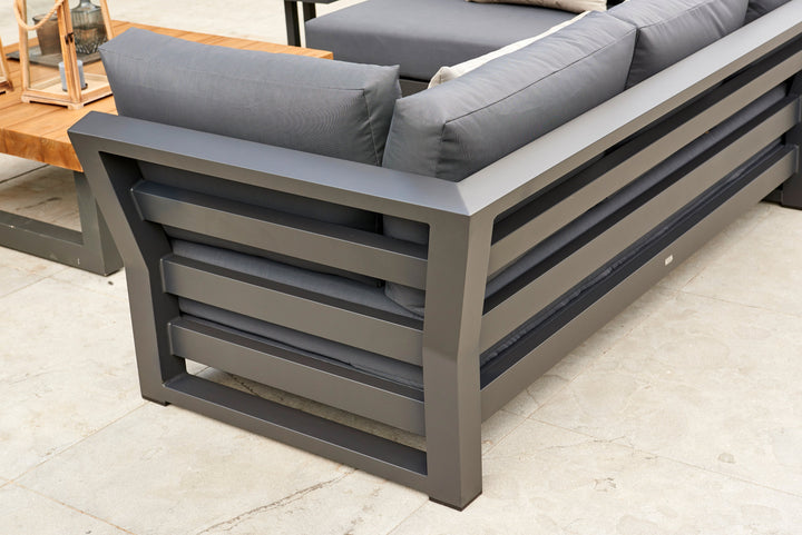 The elegant Nevada Lounge Set is a real eye-catcher for your outdoor deck or patio.