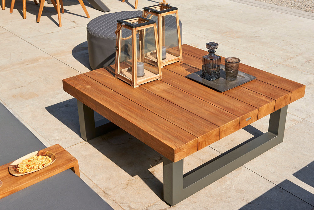 With its powder coated construction and 100% Indonesian SVLK certified teak top, the Nevada Bar Table is a true work of art.  The combination of durable aluminum frame and warm robust teak gives the Nevada bar table an eye-catching industrial look that will surely grab the attention of the most disconcerting critic. 
