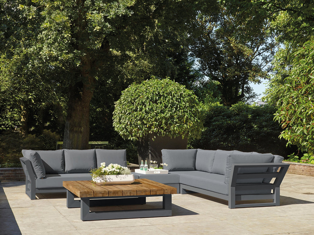 The elegant Nevada Lounge Set is a real eye-catcher for your outdoor deck or patio. Your guests will feel invited to take a seat and relax, thanks to the voluminous Sunbrella seat and back-cushions. This is a conversational and spacious set where you can welcome all your friends and family.